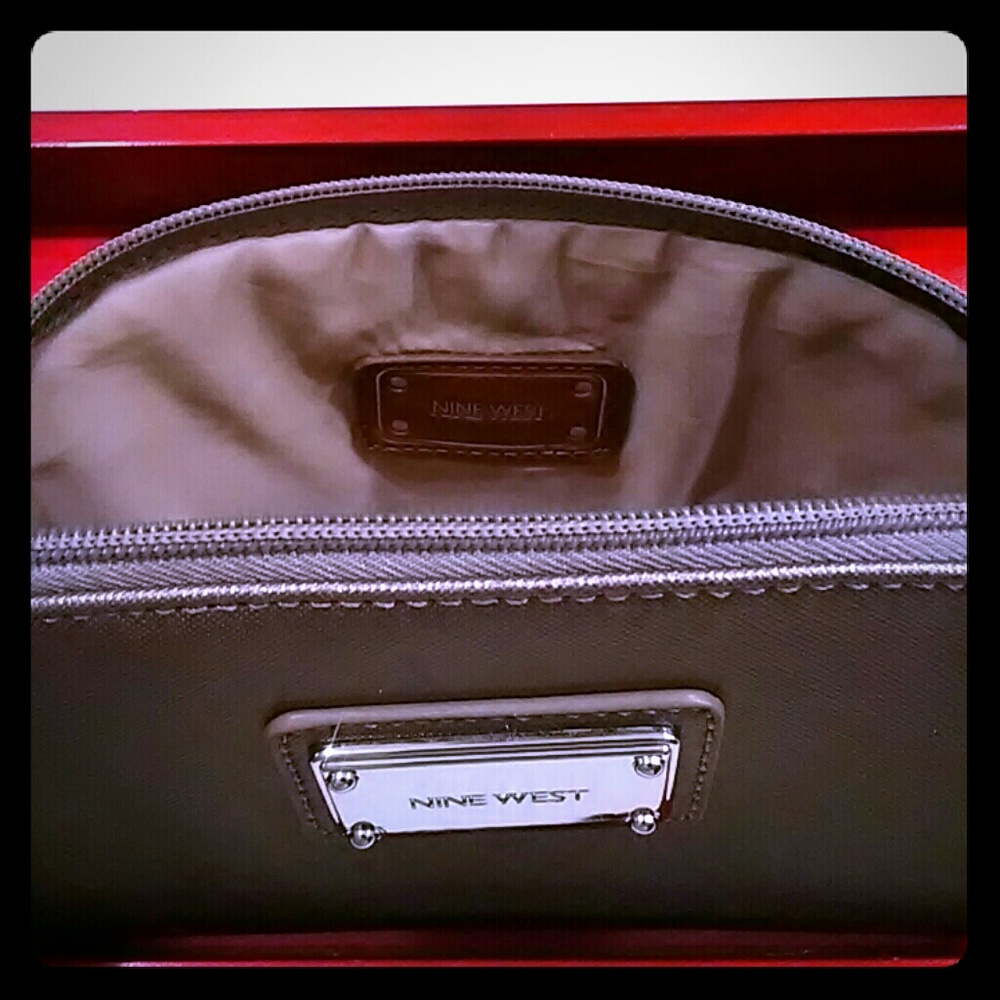 NEW Metallic Nine West Makeup Bag. - Picture 3 of 4