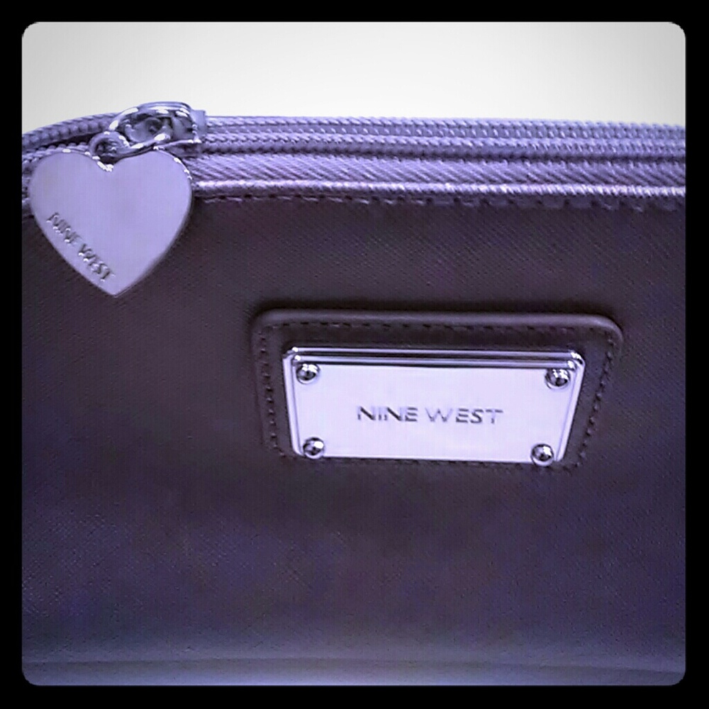 NEW Metallic Nine West Makeup Bag. - Picture 4 of 4