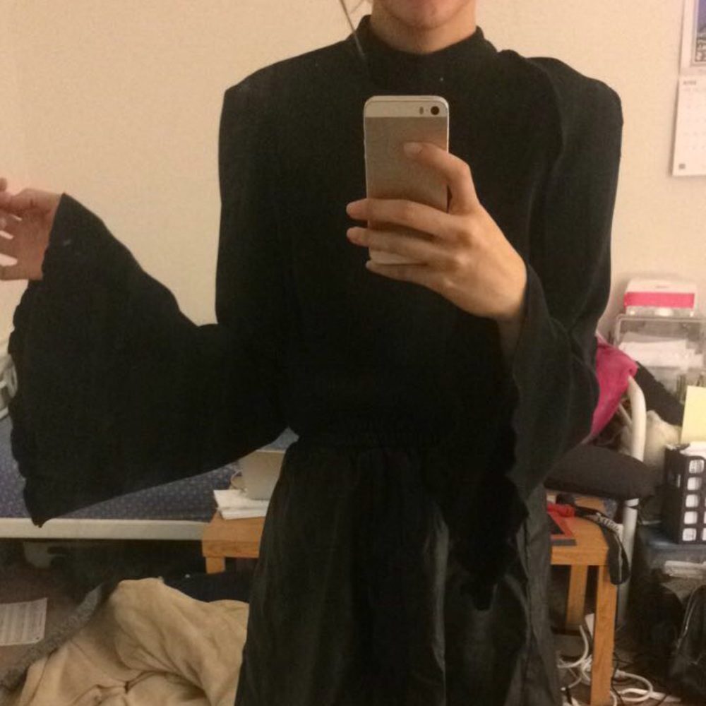 Flute sleeve, backless crop top
