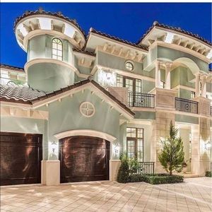 Meet your Posher, Laena