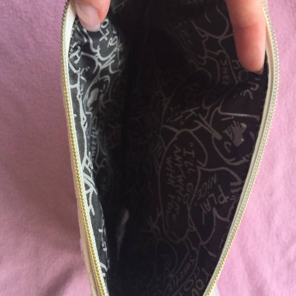 NWT Betsey Johnson Cream & Black Bee Wristlet  - Picture 5 of 5