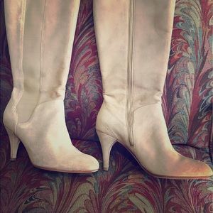 Taryn Rose size 10 stylish suede boots