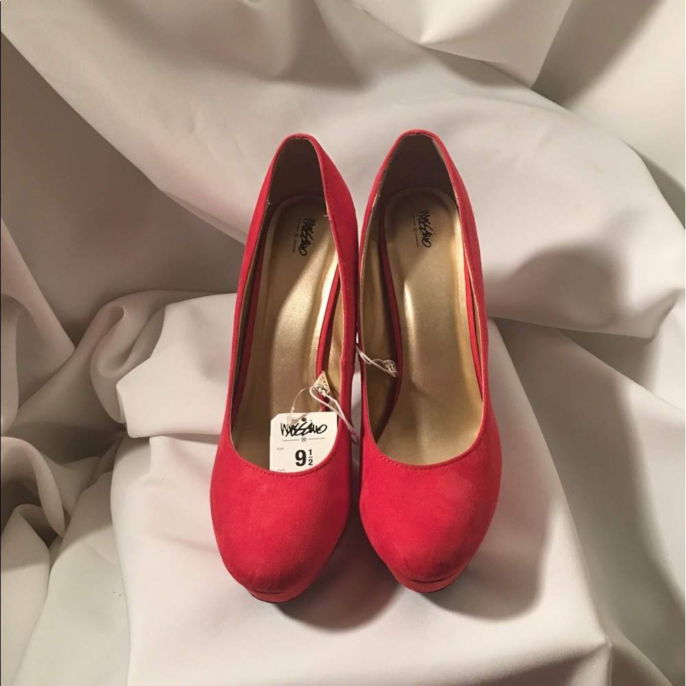 Coral color pumps