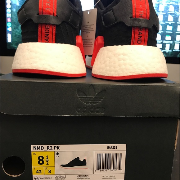 Adidas NMD R2 Primeknit shoe size 8.5 black/red - Picture 2 of 4