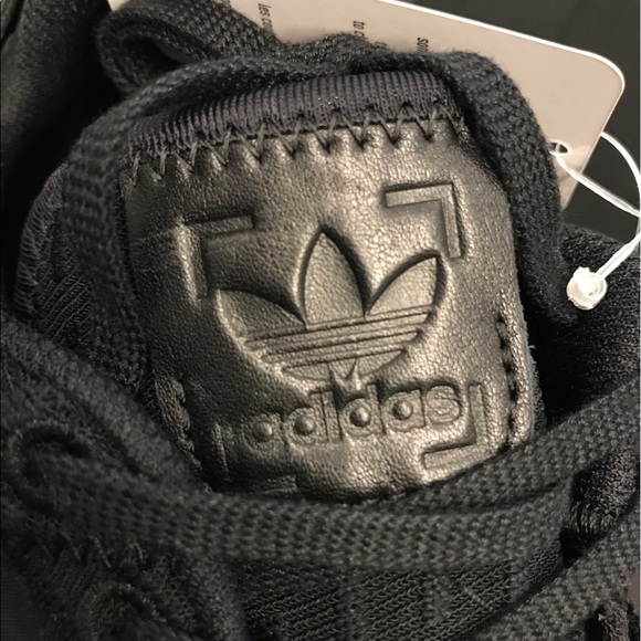 Adidas NMD R2 Primeknit shoe size 8.5 black/red - Picture 4 of 4