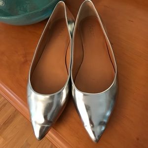 Pointed silver flats. Simple, no details