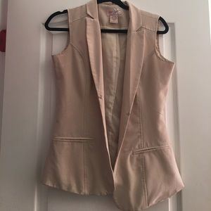 Sleeveless blazer