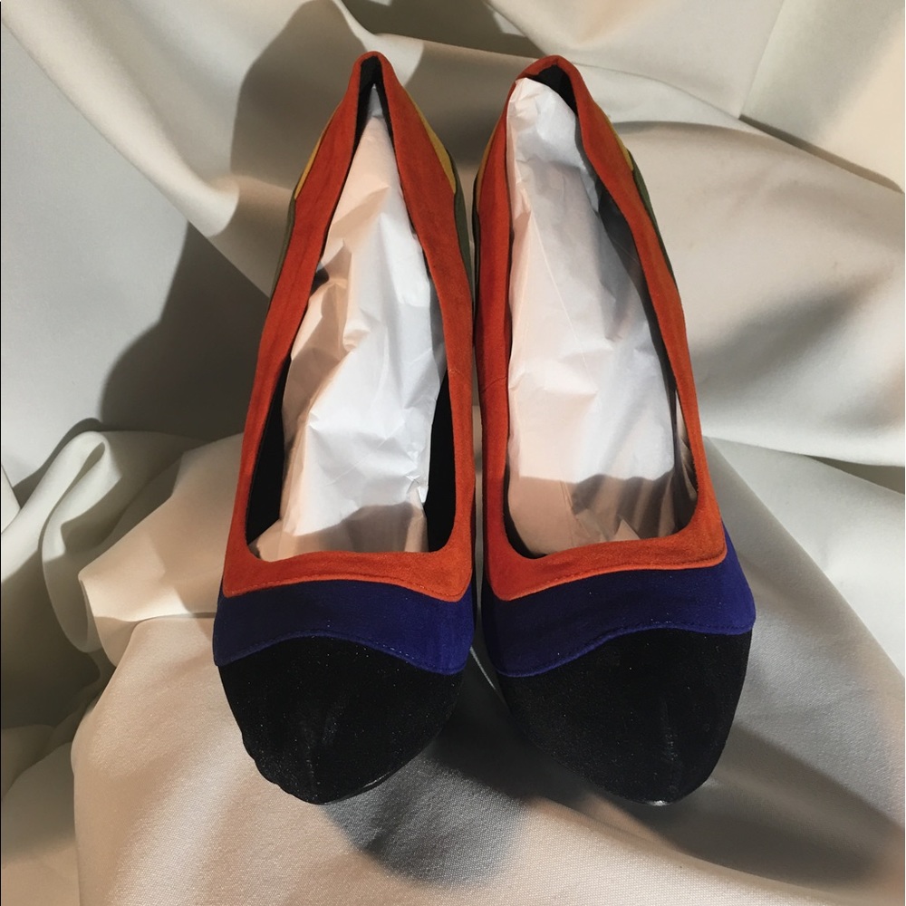 Multi color platform pumps