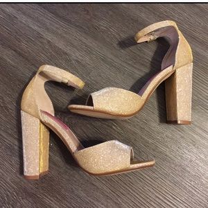 ⚡️Price Drop⚡️Gold Betsey Johnson heels NWT