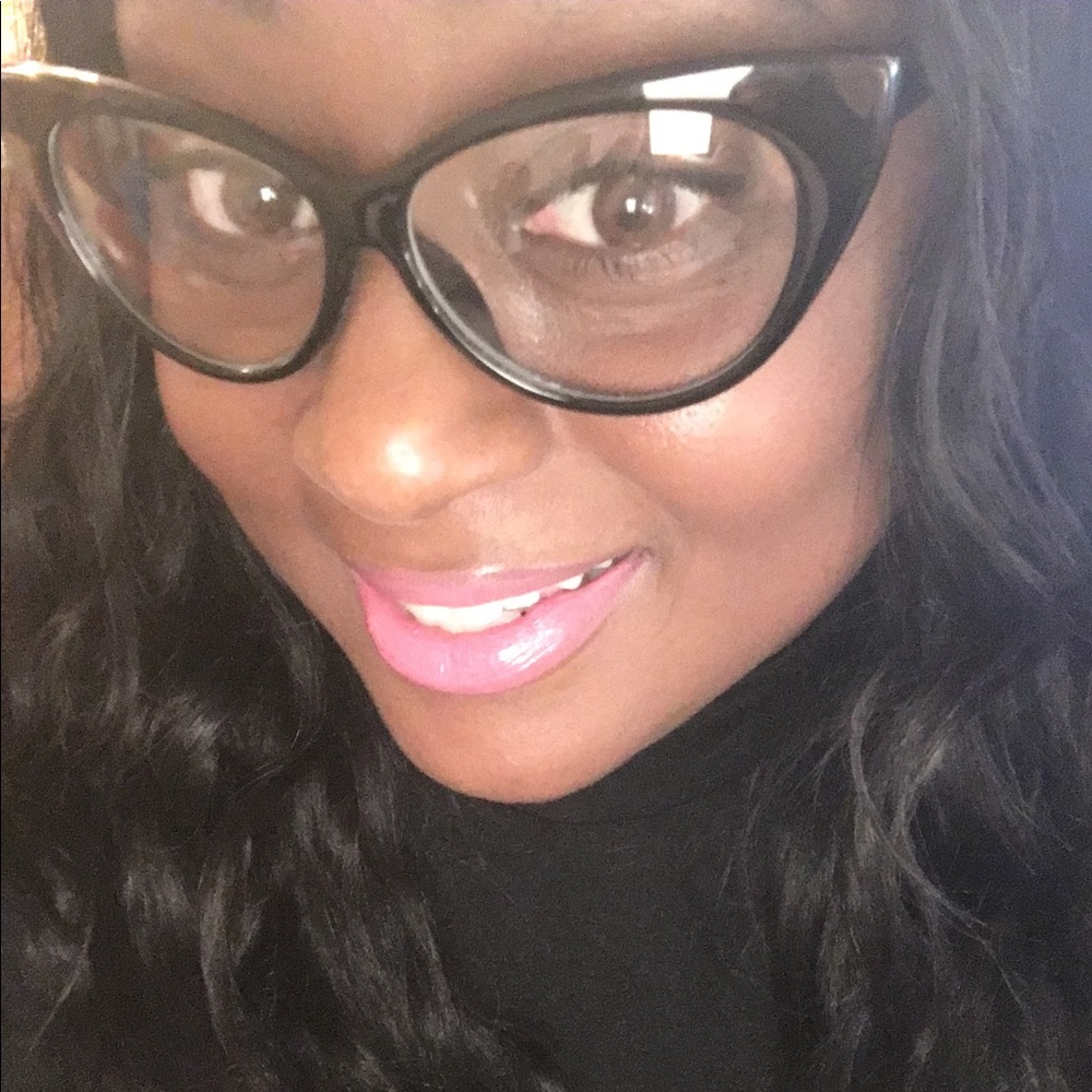 Meet your Posher, Ms Cia