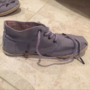 Lavender Burlap High Top Lace up Toms Size 7.5