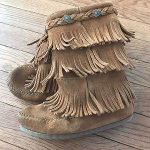 Minnetonka fringe boots girls 11