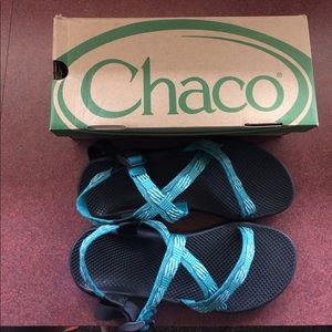 EUC  Chacos with back strap single strap