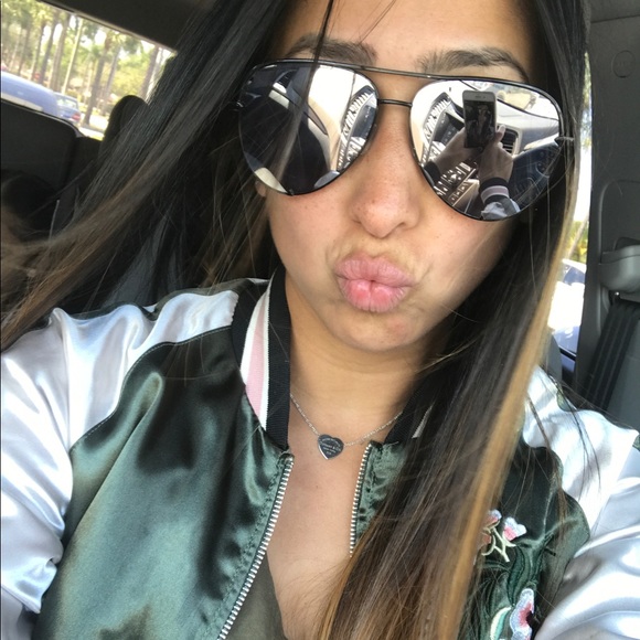 Meet your Posher ❤️ - Picture 3 of 4