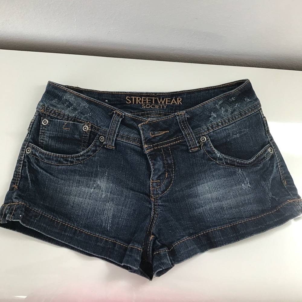 Denim short shorts💙