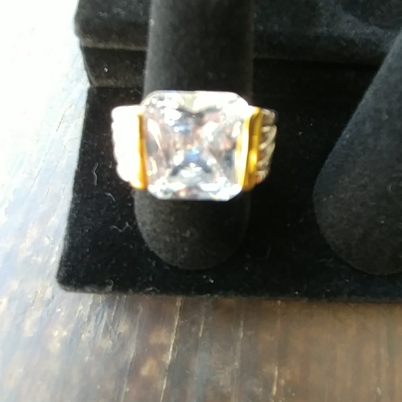 Dainty jewelry engagement ring - Picture 2 of 3