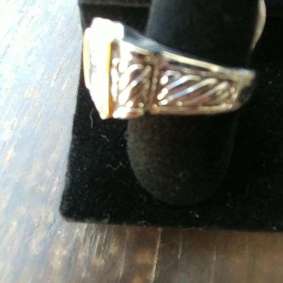 Dainty jewelry engagement ring - Picture 3 of 3