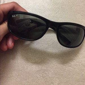 All black ray bans!