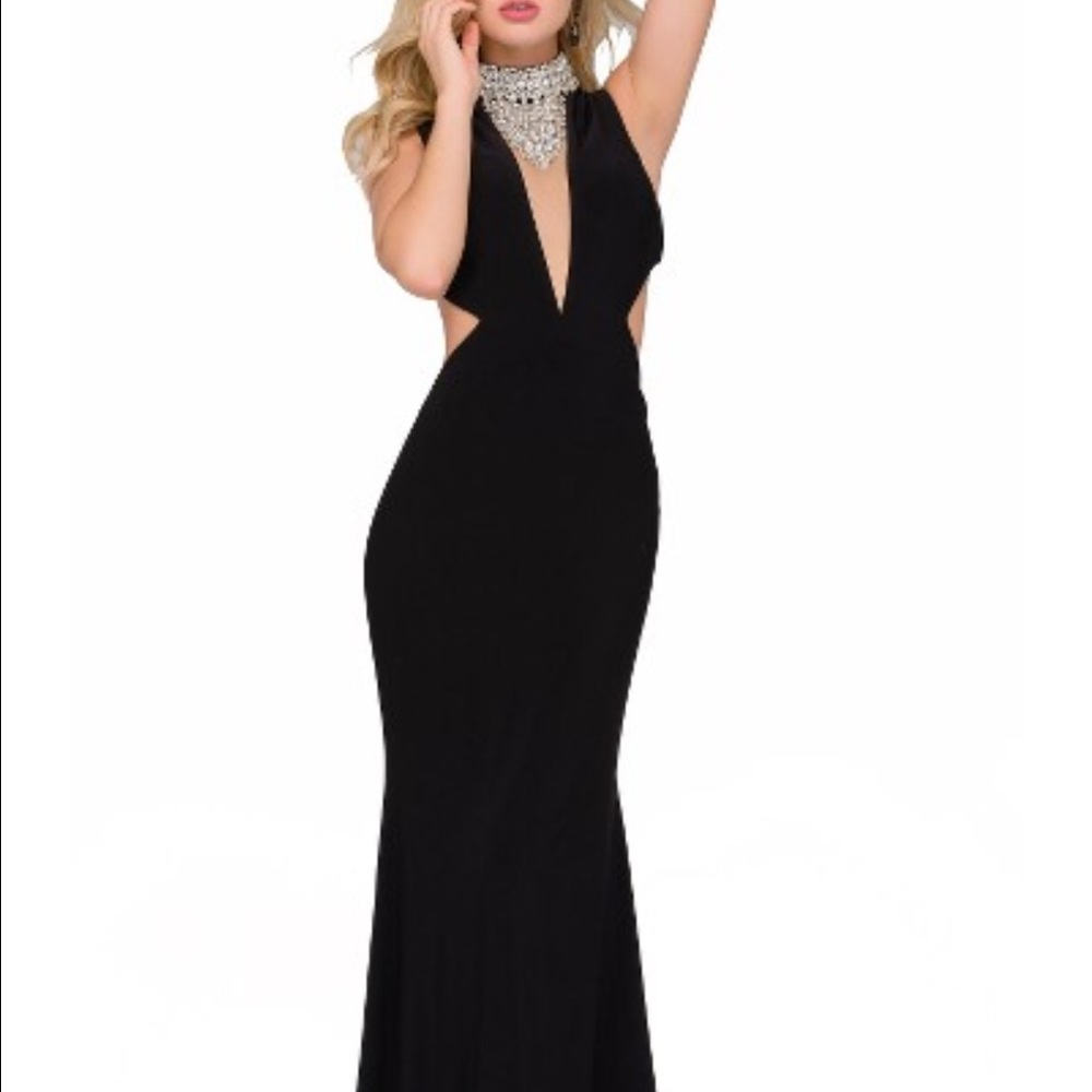 Gorgeous jeweled neckline evening gown 💃💎