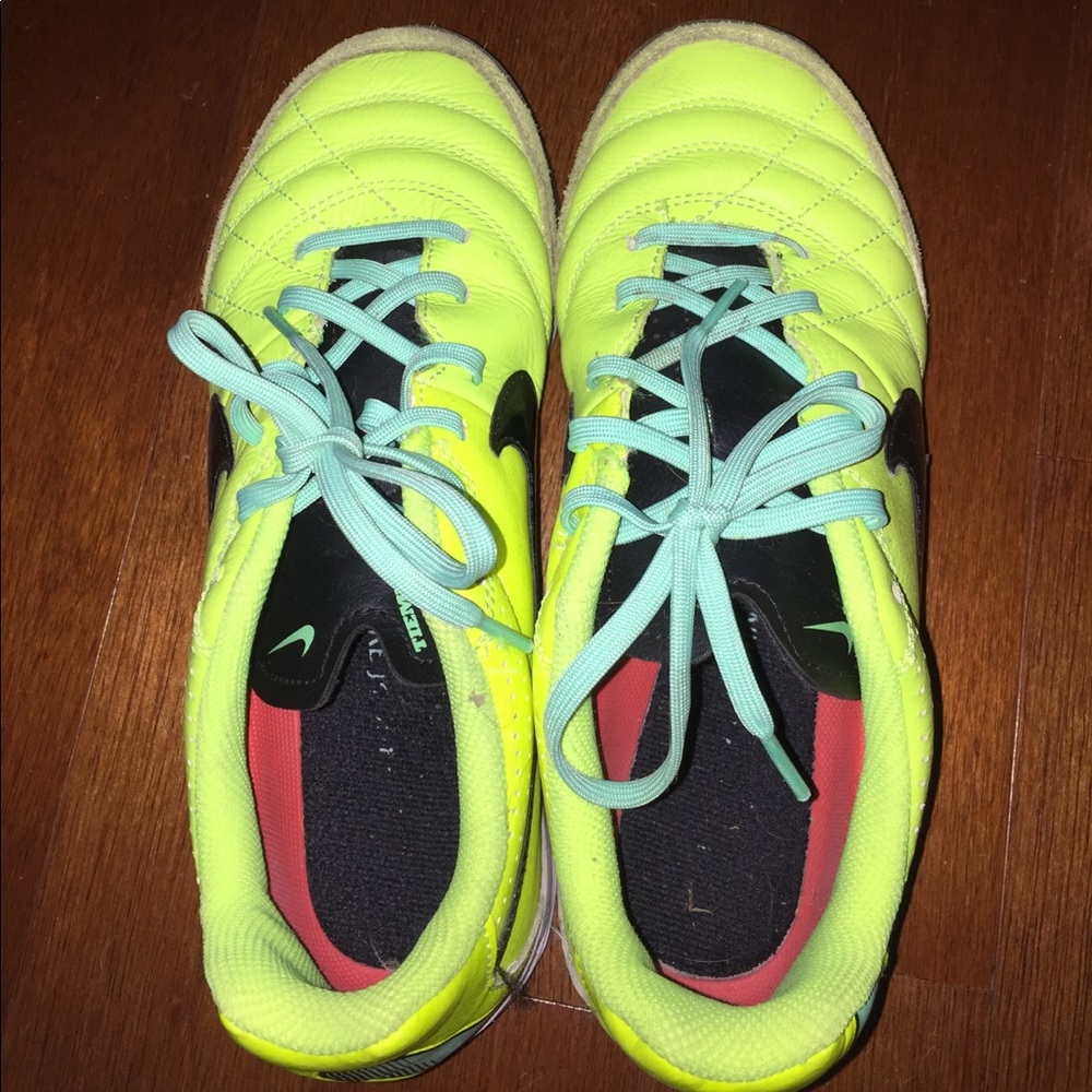 Indoor soccer cleats