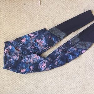 Lululemon leggings size 4 -- worn twice, like new!