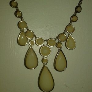 Vintage Classy cream color teardrop beaded goldtone necklace