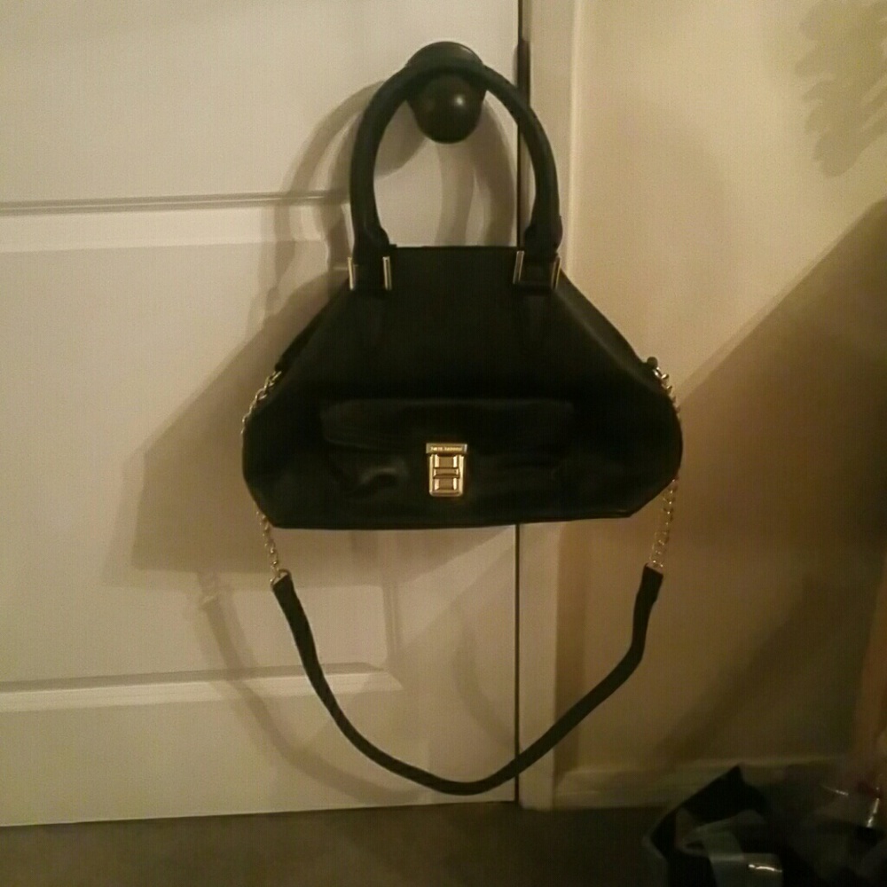 🚨SOLD🚨Steve Madden black handbag w/gold