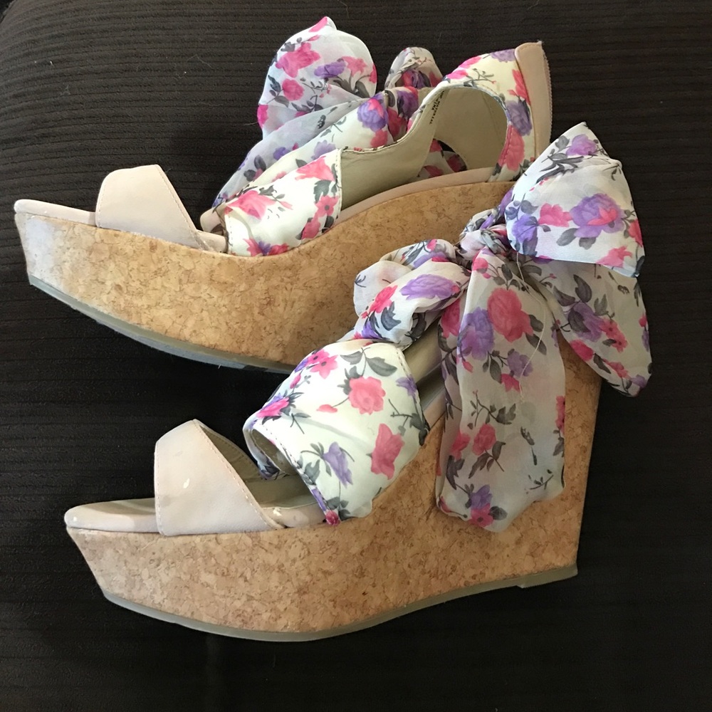Floral wedge sandals with bow