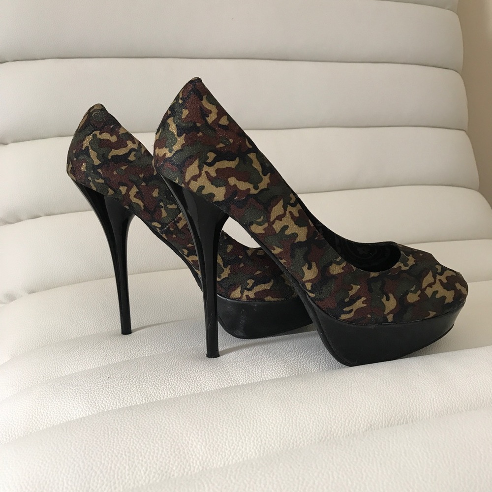 NWOT - 🌟 Army Fatigue Stiletto heels