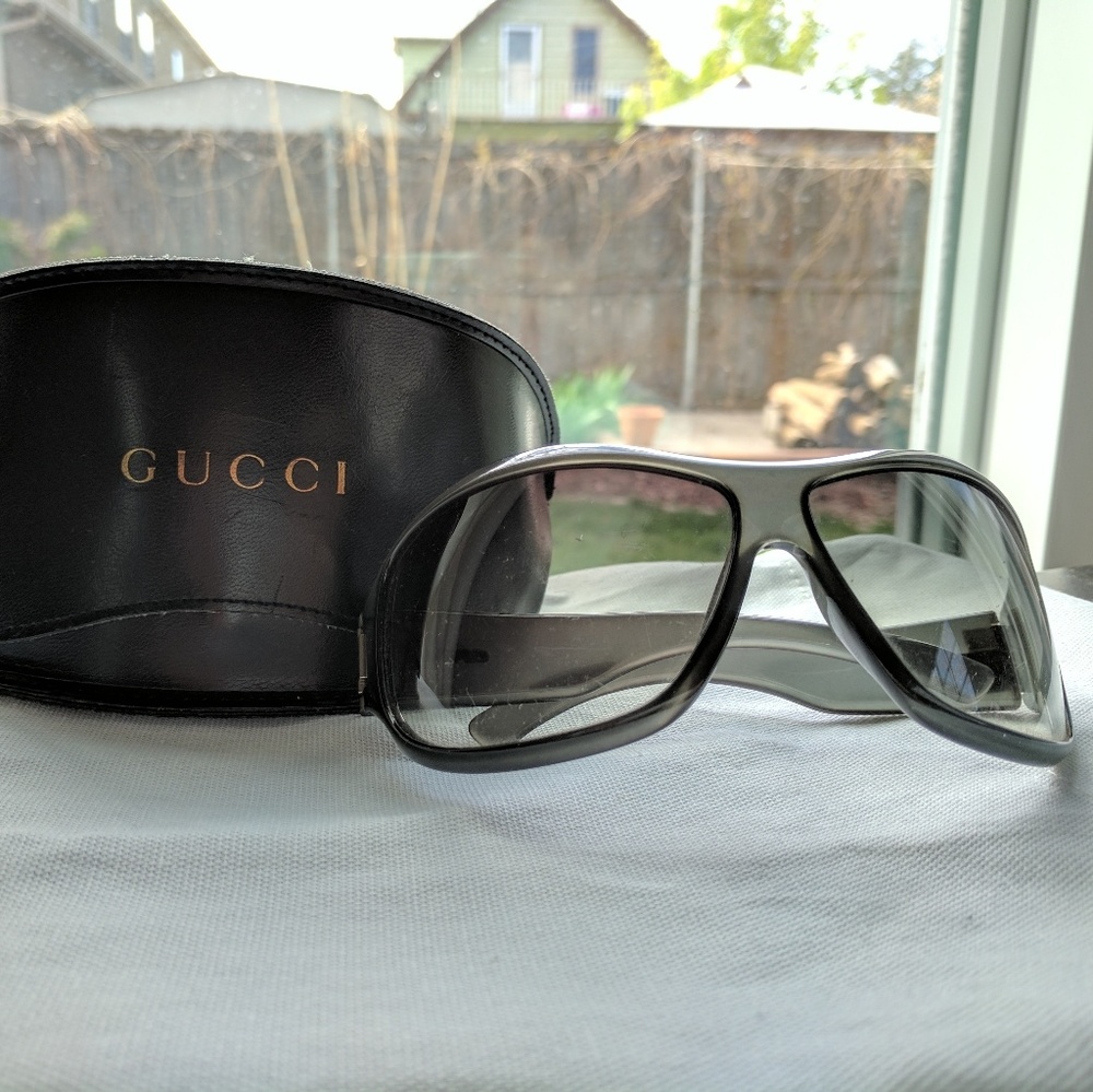 Authentic vintage gucci sunglasses & leather case