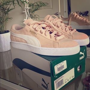 Nude Suede Classics Pumas U.K. 6.5, US women's 9