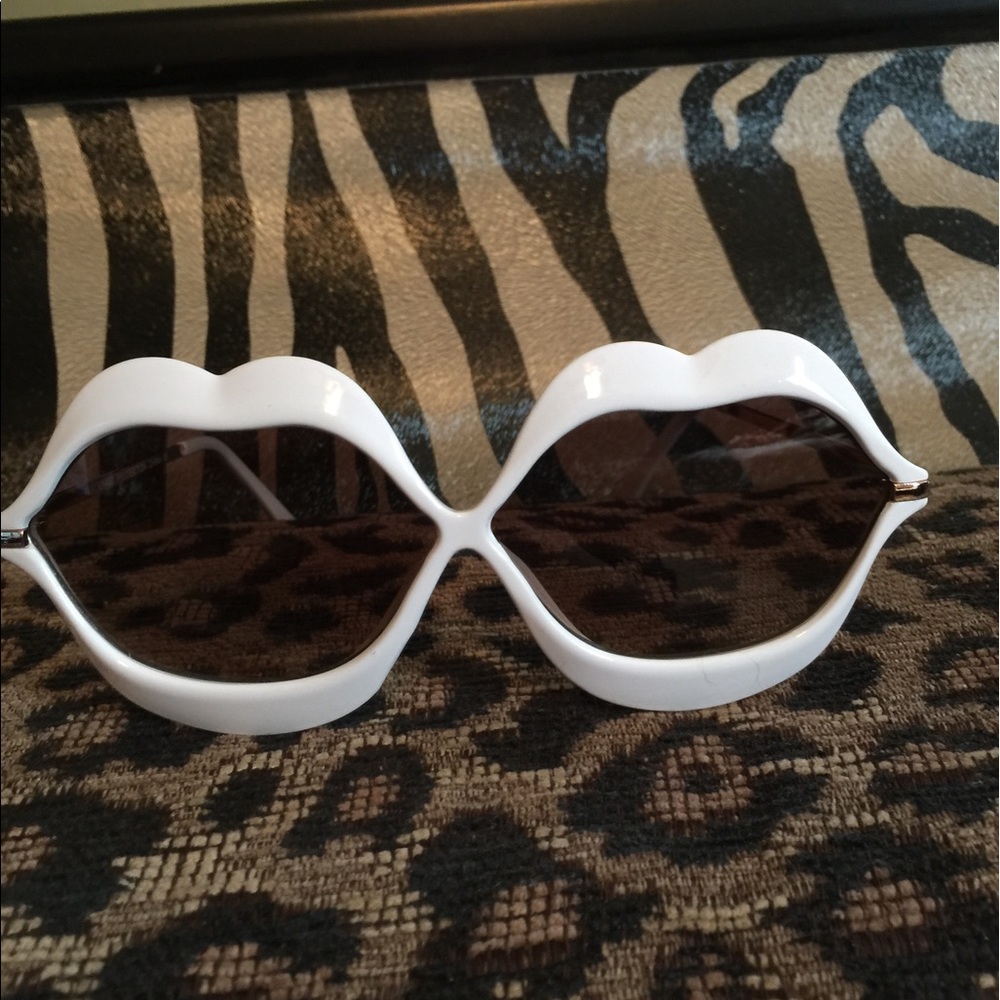 Kiss shaped sunglasses nwot