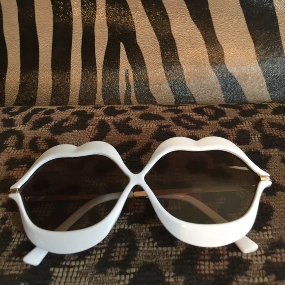 Kiss shaped sunglasses nwot - Picture 2 of 3