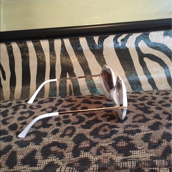 Kiss shaped sunglasses nwot - Picture 3 of 3