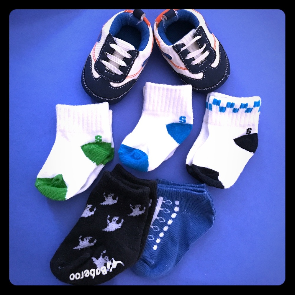 Carter pair of shoe and 5 sets of socks 0-3 months