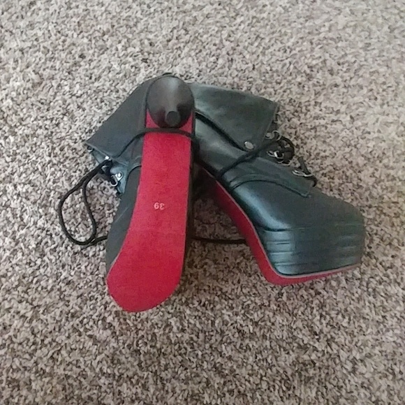 Shoes clothes and more - Picture 2 of 8