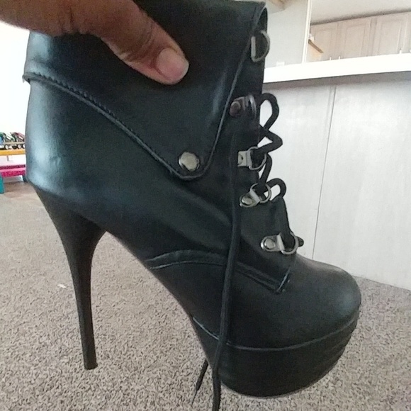 Shoes clothes and more - Picture 3 of 8