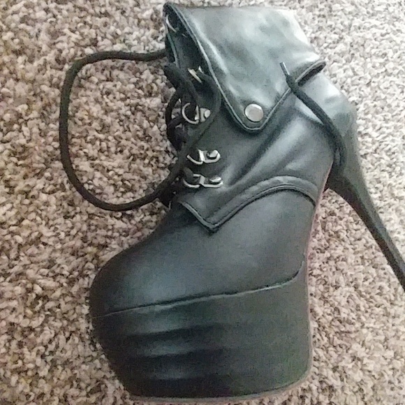 Shoes clothes and more - Picture 4 of 8