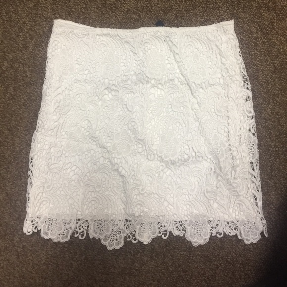 White lace skirt - Picture 1 of 2