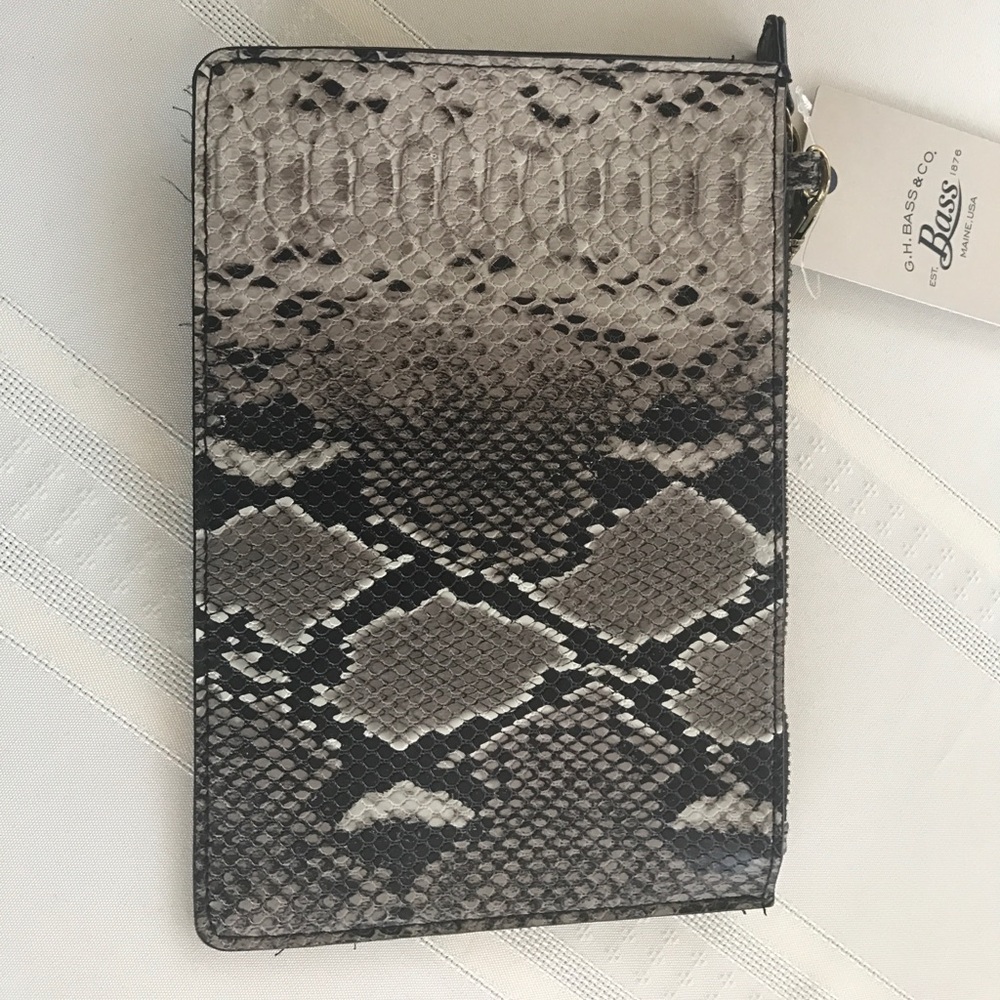 Unisex carrying case from G.H. Bass