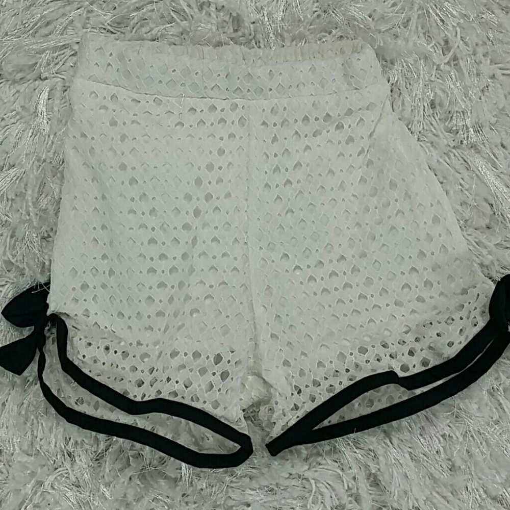 SALE***White Bow Layered Shorts. Kids   :)