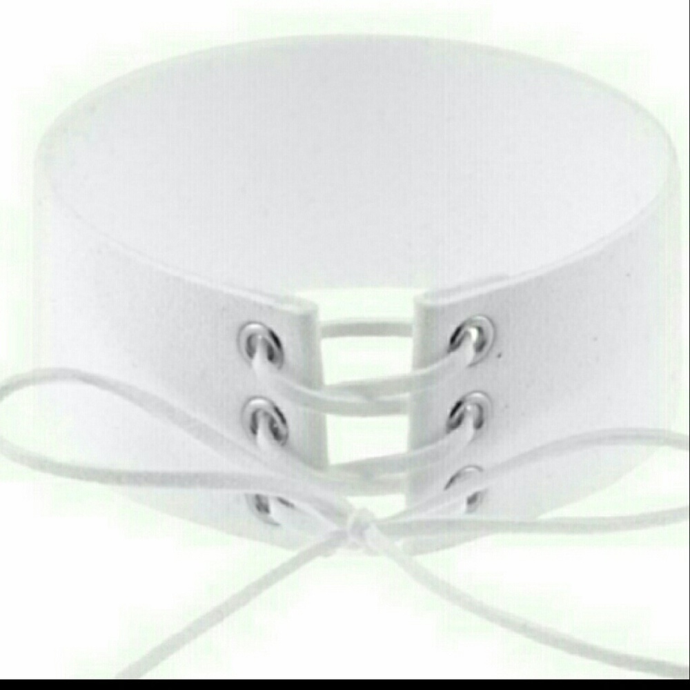 The latest in fashion ???chokers??? - Picture 2 of 6