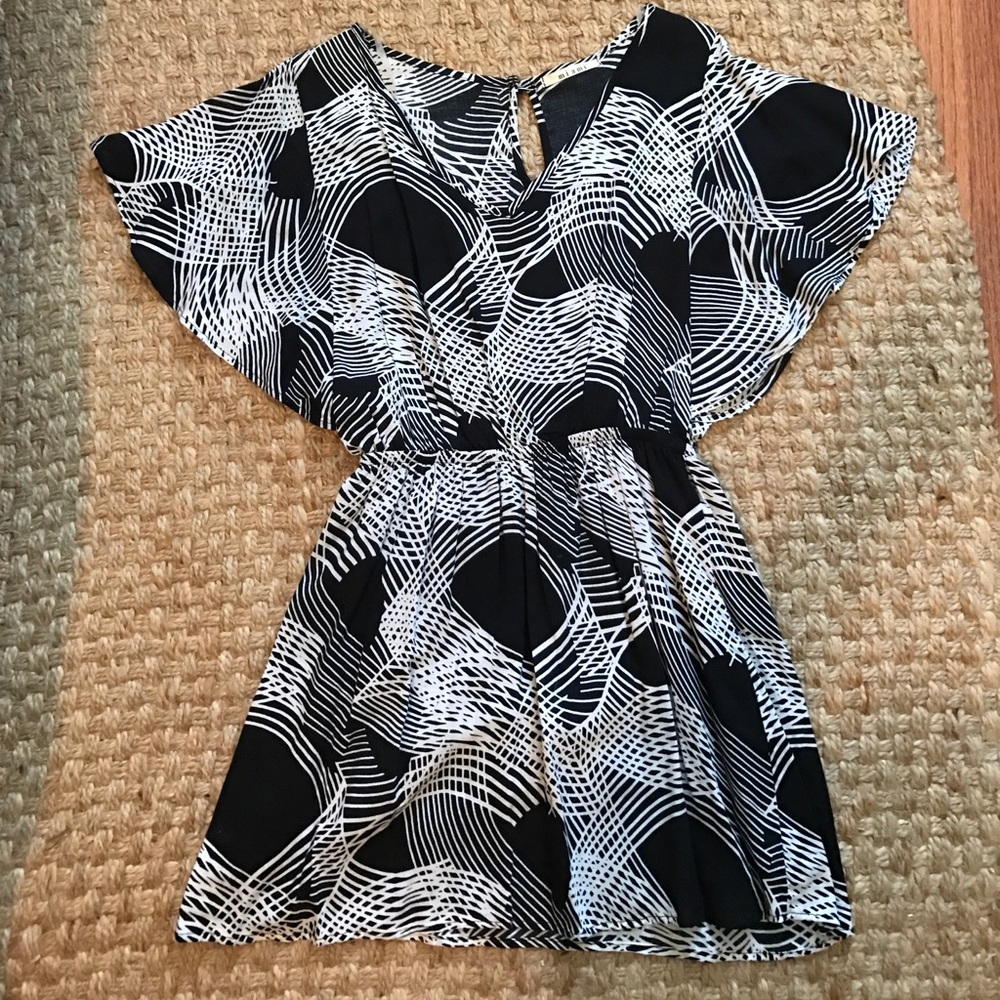 Black and white print short sleeved dress