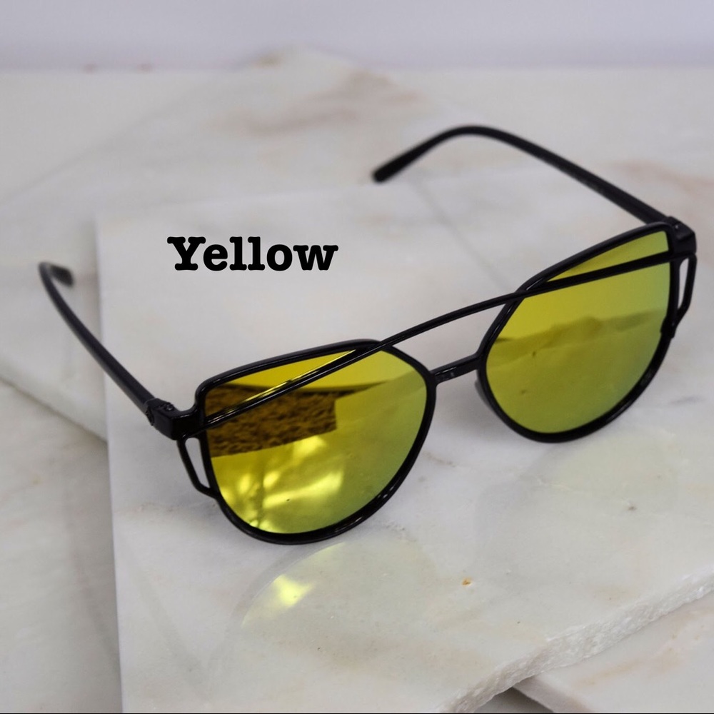 The It Girl Mirror Sunglasses - Picture 2 of 7