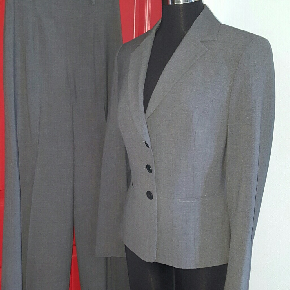 Suit - Picture 3 of 4