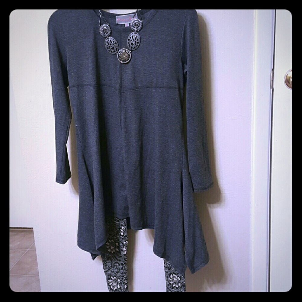 Super cute gray top
