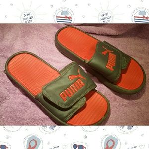 Boys Puma flip flops size 4