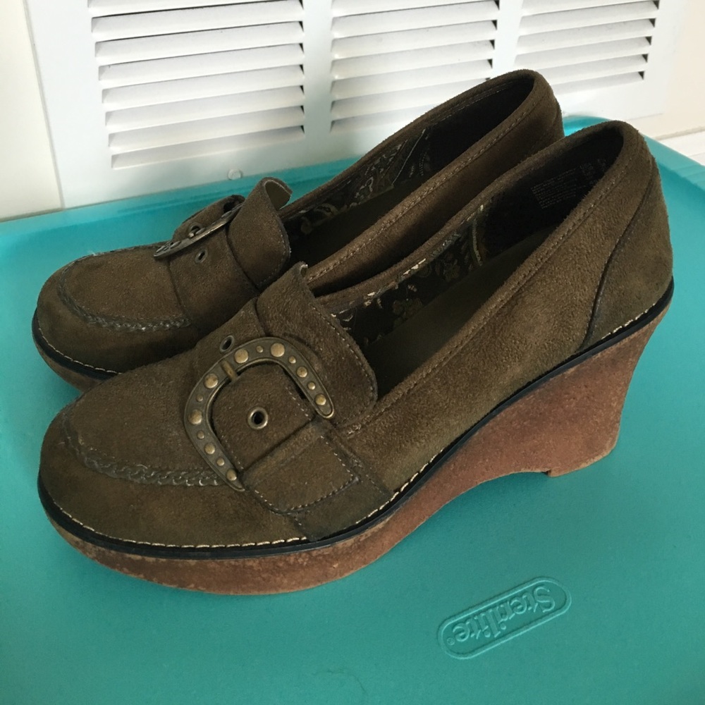 Hunter green closed toe wedges