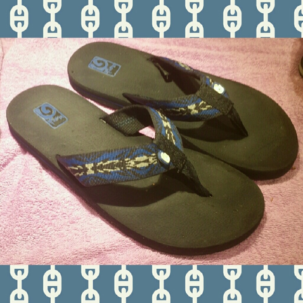 EUC boys flip flops size 4