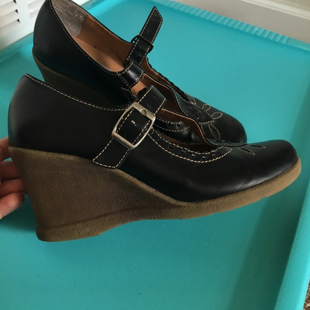 Black wedges